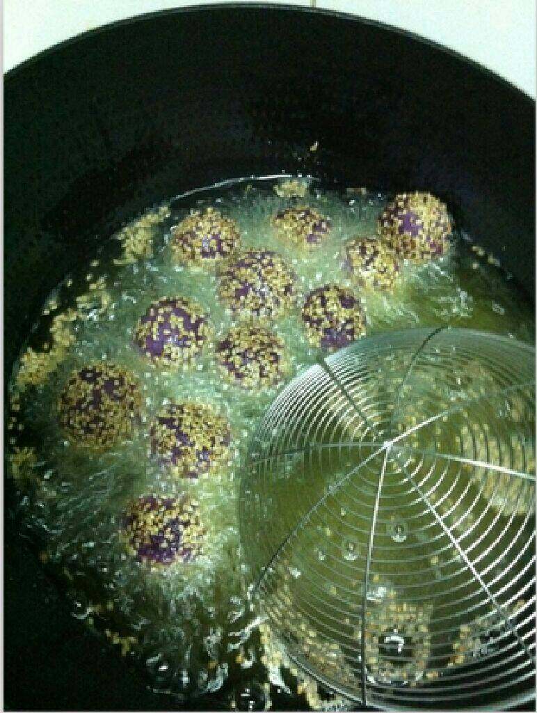 紫薯芝麻球～情人节礼物, 放入锅中小火炸至浮起油面即可。