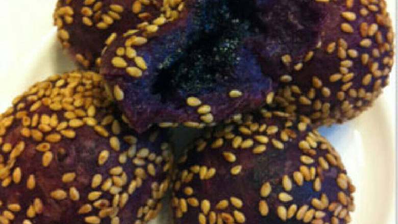 紫薯芝麻球～情人节礼物,趁热吃，里面的黑芝麻真的很香哦。
