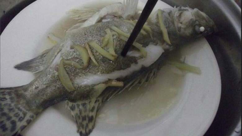 【清蒸桂花鱼】-年年有余,可以用筷子戳进鱼背部，能戳进去就熟啦。