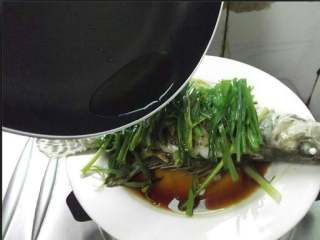 【清蒸桂花鱼】-年年有余, 干净锅放适量花生油烧热，淋上已铺好葱丝的鱼身。热油淋下咝咝声响。