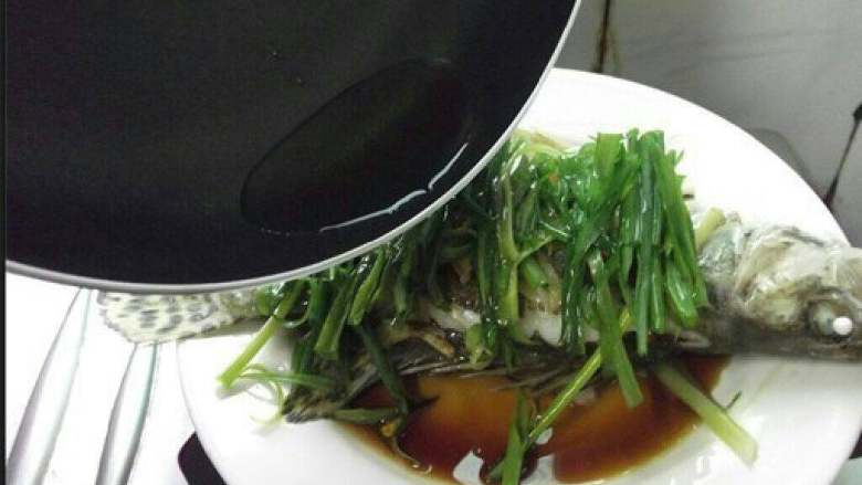 【清蒸桂花鱼】-年年有余, 干净锅放适量花生油烧热，淋上已铺好葱丝的鱼身。热油淋下咝咝声响。