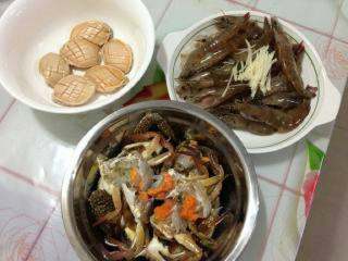 【海鲜砂锅粥】---潮汕版,准备材料。鲍鱼刷洗干净切花刀，虾挑去虾肠，蟹洗净沥干水。切一些姜丝。