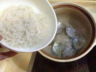 【海鲜砂锅粥】---潮汕版,接着把东北米洗净加入。