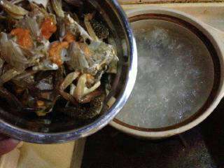 【海鲜砂锅粥】---潮汕版,大火煮开后加入海蟹。