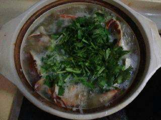 【海鲜砂锅粥】---潮汕版,虾熟了就连米也一起熟了。最后调入盐和味极鲜生抽，再加入香菜。关火。