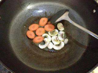 【牛筋丸粿条汤】,把胡萝卜和蘑菇先用橄榄油煎一下。