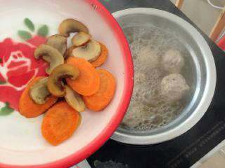 【牛筋丸粿条汤】,牛筋丸煮熟透后加入蘑菇和胡萝卜，调入盐和酱油，一起煮1分钟即可。