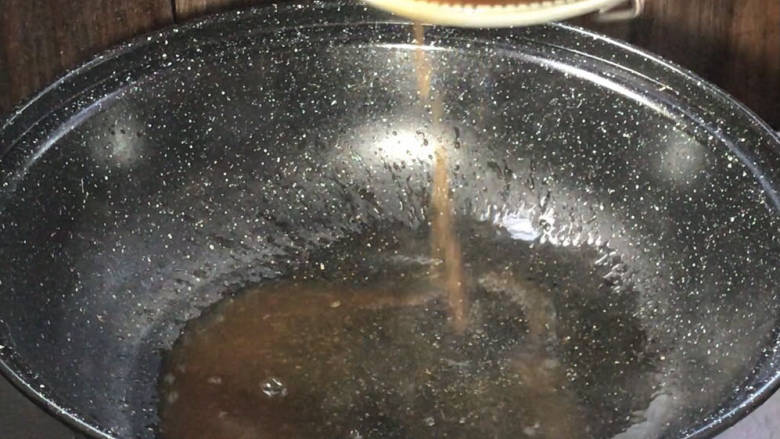 虾米冬瓜盅,20分钟后取出把汤水沥入干净的锅中