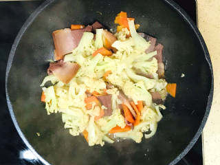 干锅菜花五花肉,大火不断地翻炒，一直干煸至蔬菜恹恹熟透就可以关火起锅了