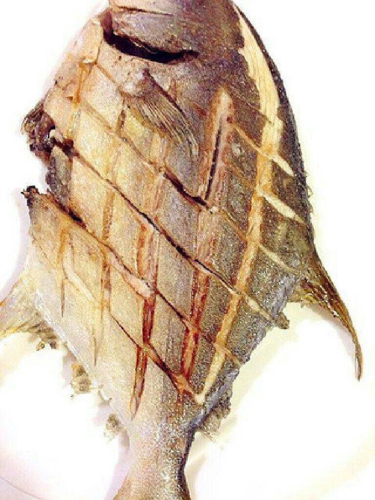 干煸金昌鱼,煎好的鱼盛出备用