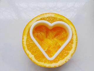 金银馒头,橙子从中间对切，用饼干模确实心形位置，然后掏掉心形模具里的橙肉。
