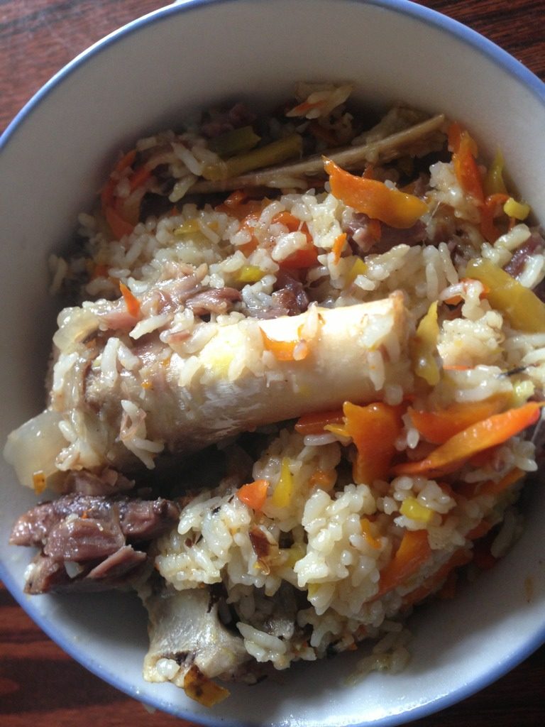 新疆抓饭,把米和煮烂羊排 放进胡萝卜里 加水 米饭蒸熟 可以吃了