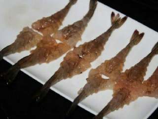 芙蓉虾,用小刀剖开腹部，刀背轻剁几下，