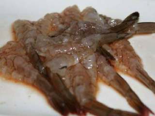 芙蓉虾, 加盐跟料酒腌制15分钟，怕腥的，可以往里加葱姜水。