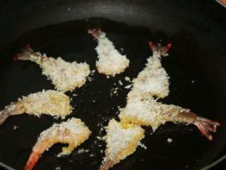 芙蓉虾,平底锅刷上橄榄油，放入虾，用小火正反两面煎至金黄。