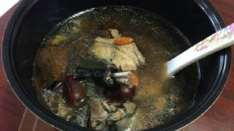 【灵芝乌鸡汤】安神补气,出锅调入盐即可食用。
