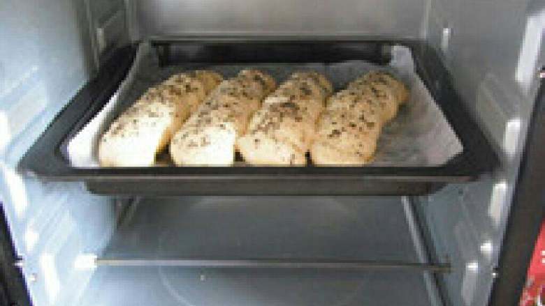 火腿面包,放入预热好的烤箱，200度20分钟左右。