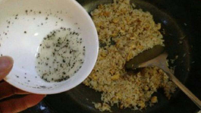 【培根秋葵炒饭】,再加点黑椒碎水，这样米饭不会特别干。如果你喜欢很干，可以直接洒黑椒碎而不加水。