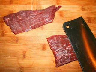 黑胡椒牛排意大利面,把牛肉洗干净，吸完水分，用刀柄拍打牛肉5分钟，不要太用力，来回拍打。