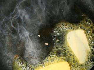 黑胡椒牛排意大利面,平底锅内加入黄油，这样煎出的牛排比较香甜。
