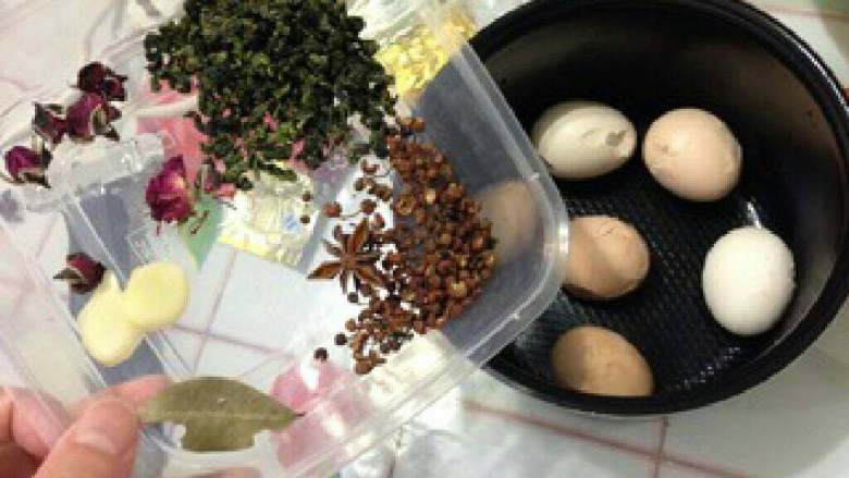 【雪山玫瑰茶叶蛋】浪漫飘香, 把鸡蛋放在煮锅，加入所有材料。