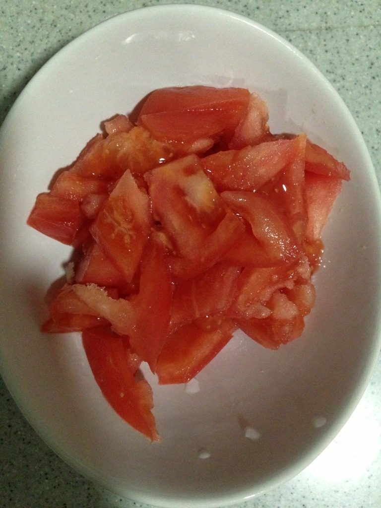 牛肉番茄意面,西红柿切丁备用，如图
