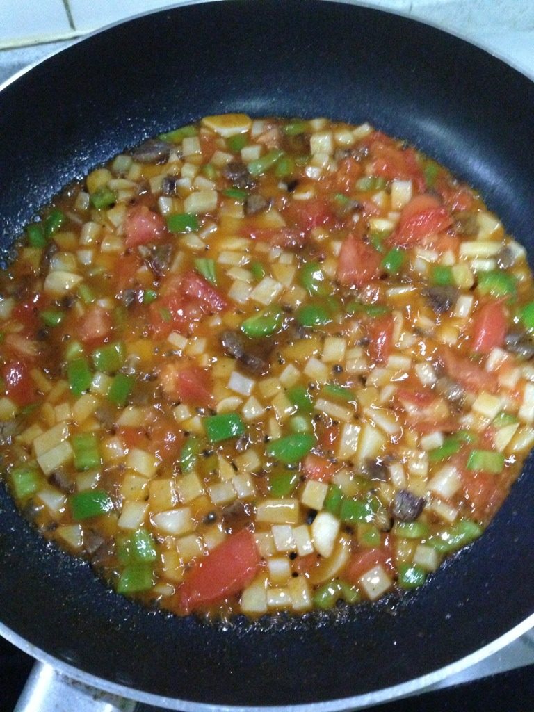 牛肉番茄意面,蒜呛锅，放配料，放适量番茄酱，盐，糖，胡椒粉，如图