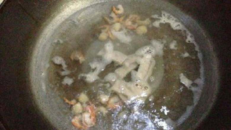 【还原笋三鲜汤】,平底锅烧开水，加入瑶柱、虾米和潮汕肉饼。