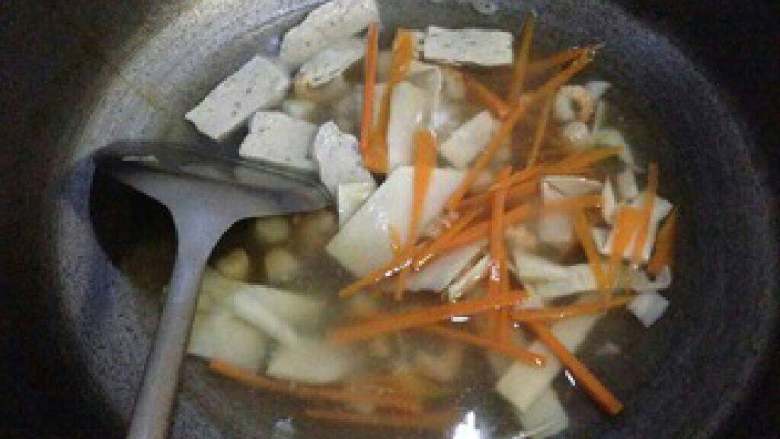 【还原笋三鲜汤】,煮10分钟后加入还原笋、姜片和胡萝卜丝。