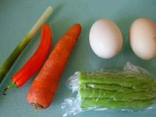 苦瓜煎蛋,准备苦瓜，胡萝卜，尖椒，鸡蛋，葱。