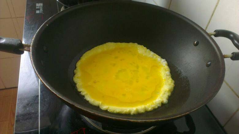 蒜苗炒鸡蛋,炒锅放油烧热，倒入蛋液炒散；