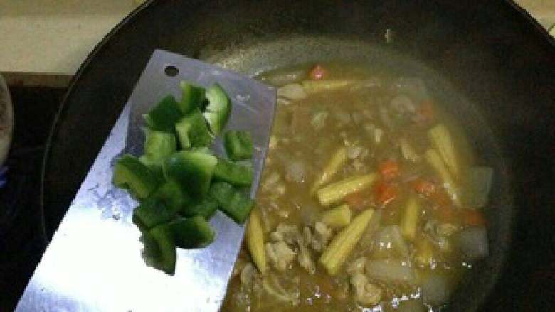 【玉米笋咖喱鸡】
,加入青椒的同时再加入一块咖喱，一边搅。