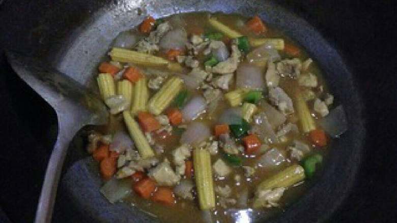 【玉米笋咖喱鸡】
,煮至汤汁浓稠调味即可。