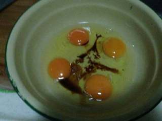 苦瓜煎蛋,鸡蛋4个打在盆中，加入适量盐和少量酱油，打散搅匀。