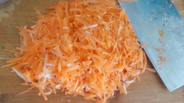 萝卜素丸子,胡萝卜丝取出放在案板上，切几刀，把丝切的短点