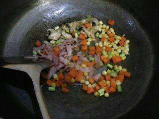 【培根芝士焗饭】,锅内加油，放入蘑菇，胡萝卜，玉米粒，芦笋，培根翻炒2分钟。