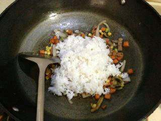 【培根芝士焗饭】,加入煮好的米饭。 
