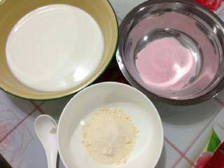 布丁,准备好牛奶布丁粉和草莓布丁粉，还有牛奶。