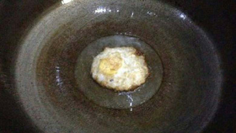 梅汁鸡蛋汤,煎2个荷包蛋。