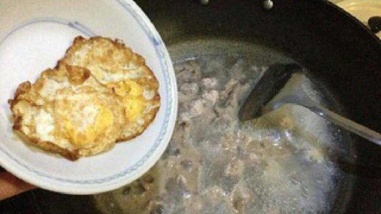 梅汁鸡蛋汤,煮开后加入荷包蛋。
