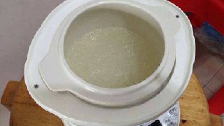 【原只木瓜牛奶炖燕窝】,放入炖锅，加入少量的水，隔水炖1小时。