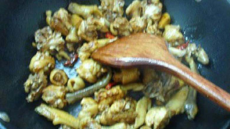 大盆鸡,将鸡块和配料一起下锅爆炒。