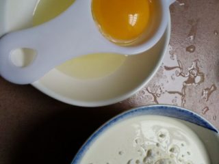 葡式蛋挞,淡奶油里加入牛奶，炼乳，白砂糖搅拌至糖融化，再放入低粉