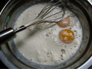 葡式蛋挞,如图再加入蛋黄搅拌