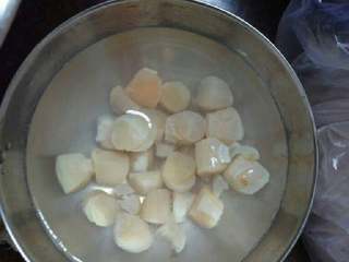 干贝肉碎冬瓜汤,干贝冷水泡半小时后洗净。