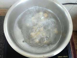 干贝肉碎冬瓜汤,大火煮开水，放入干贝，煮10分钟。