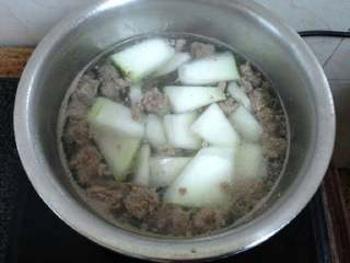 干贝肉碎冬瓜汤,再加入肉碎。冬瓜也加入。