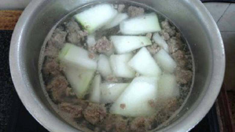 干贝肉碎冬瓜汤,再加入肉碎。冬瓜也加入。