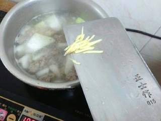 干贝肉碎冬瓜汤, 调入姜丝，继续大火煮。