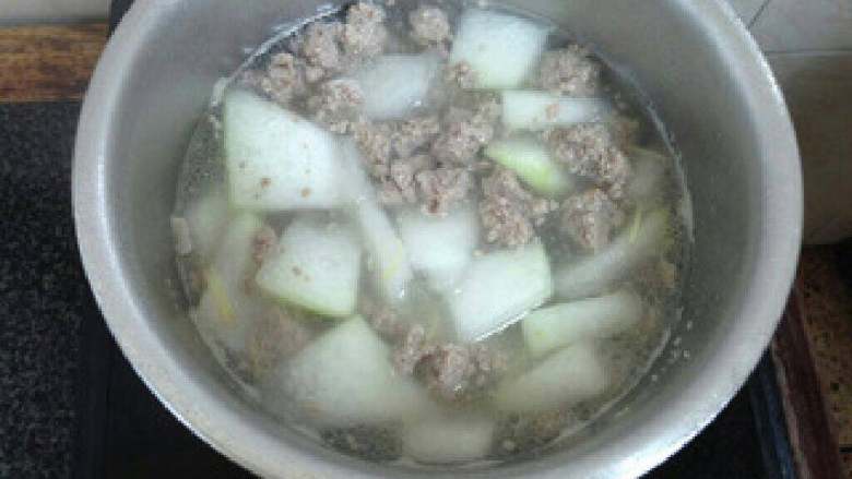 干贝肉碎冬瓜汤,煮至冬瓜周边有点透就关火焖一会即可。